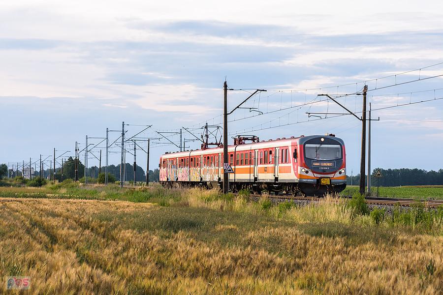 Szlak: Ciasna - Lubliniec, linia D29-143. EN57-2054 jako poc. R 64553/2 (Wrocław Główny - Lubliniec) mija pola w Lubecku.