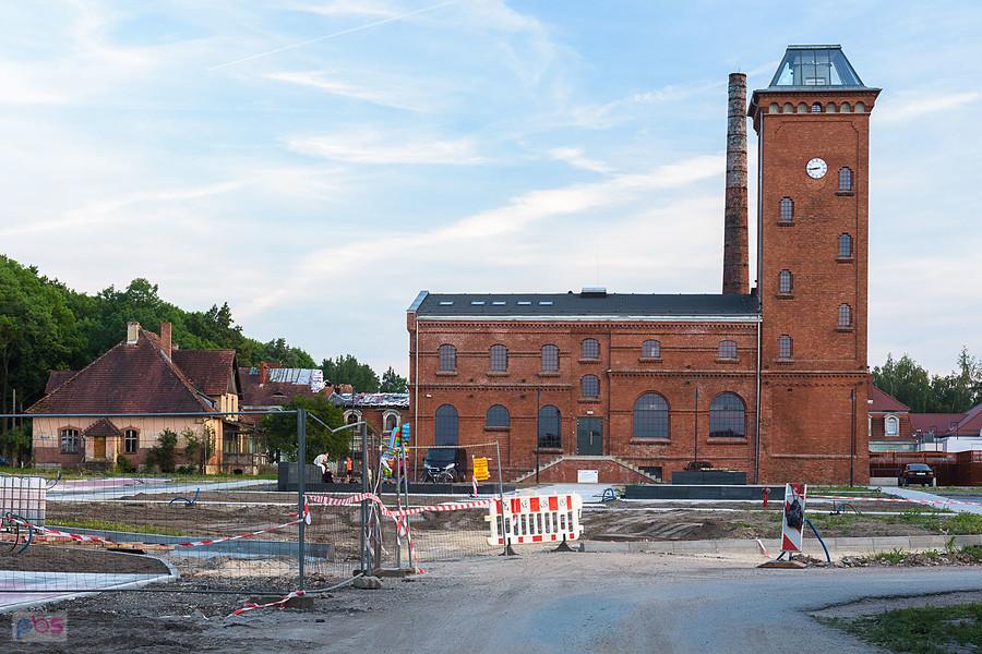Kochcice - zrewitalizowana stara gorzelnia, jeszcze powstaje przed nią nowy parking.