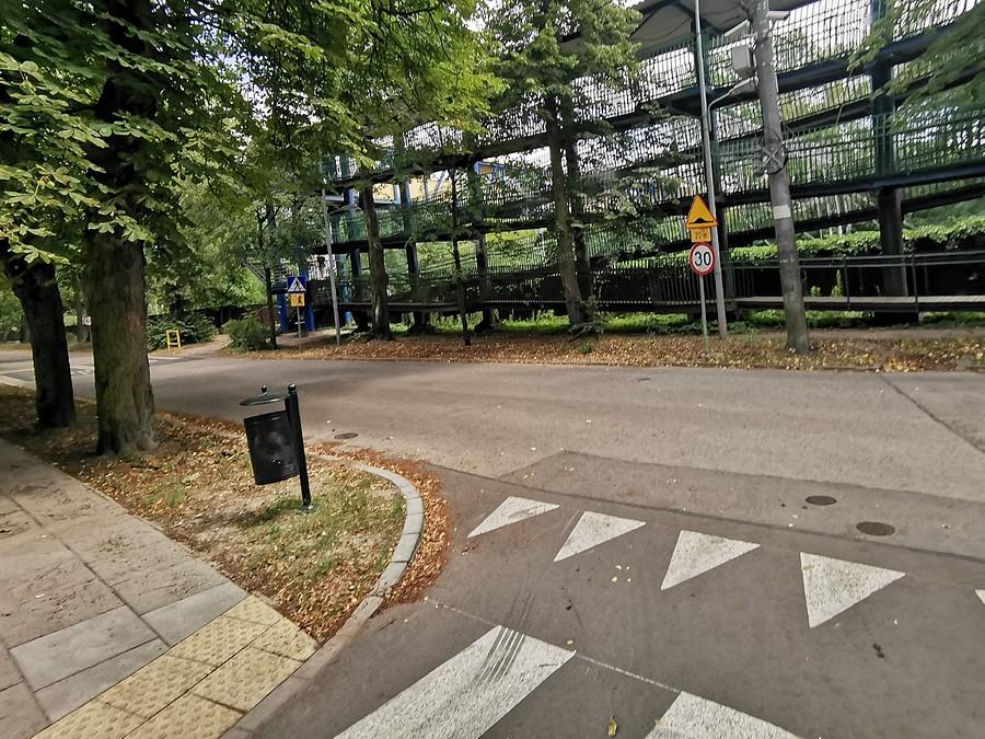 Wjazd na kłądkę nad torami w Milanówku