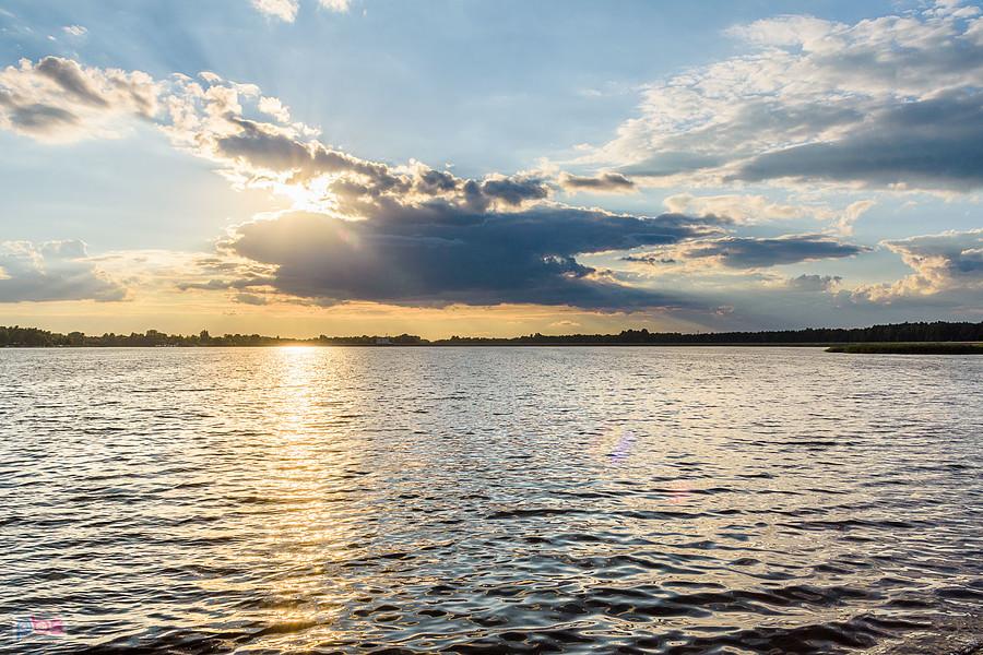 Zbiornik wodny "Poraj" widziany ze wschodniego brzegu w Poraju.