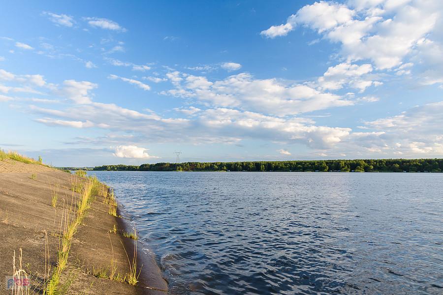 Zbiornik wodny "Poraj" widziany ze wschodniego brzegu w Poraju.