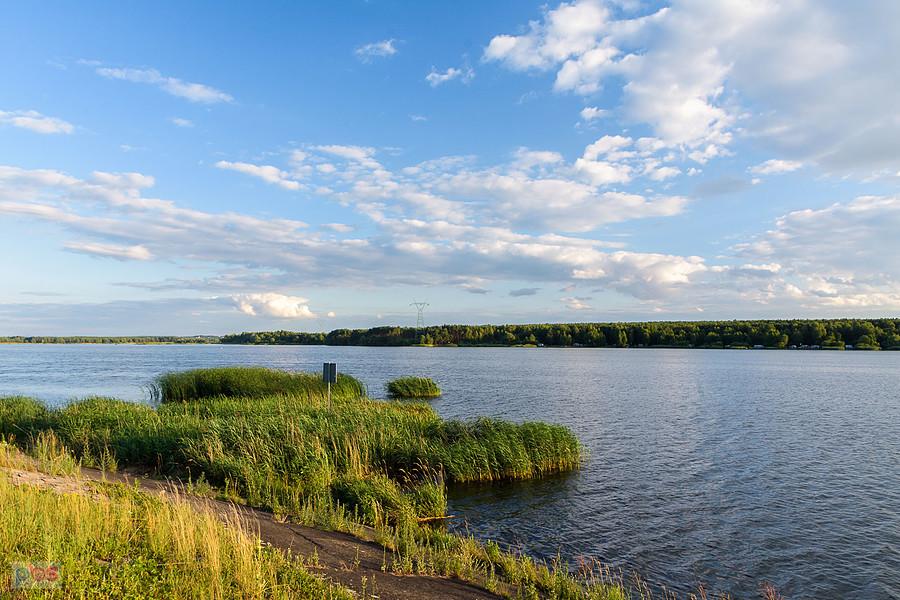 Zbiornik wodny "Poraj" widziany ze wschodniego brzegu w Poraju.