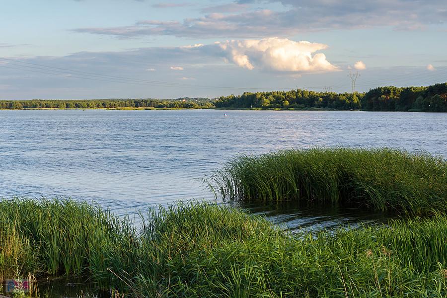 Zbiornik wodny "Poraj" widziany ze wschodniego brzegu w Poraju.