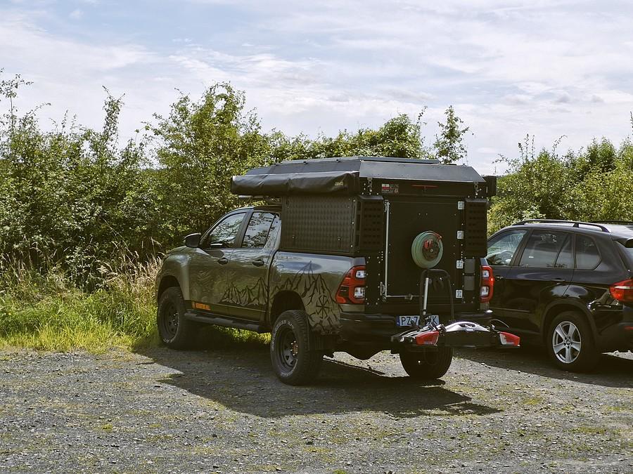 Toyota Hilux z zabudową kamperową