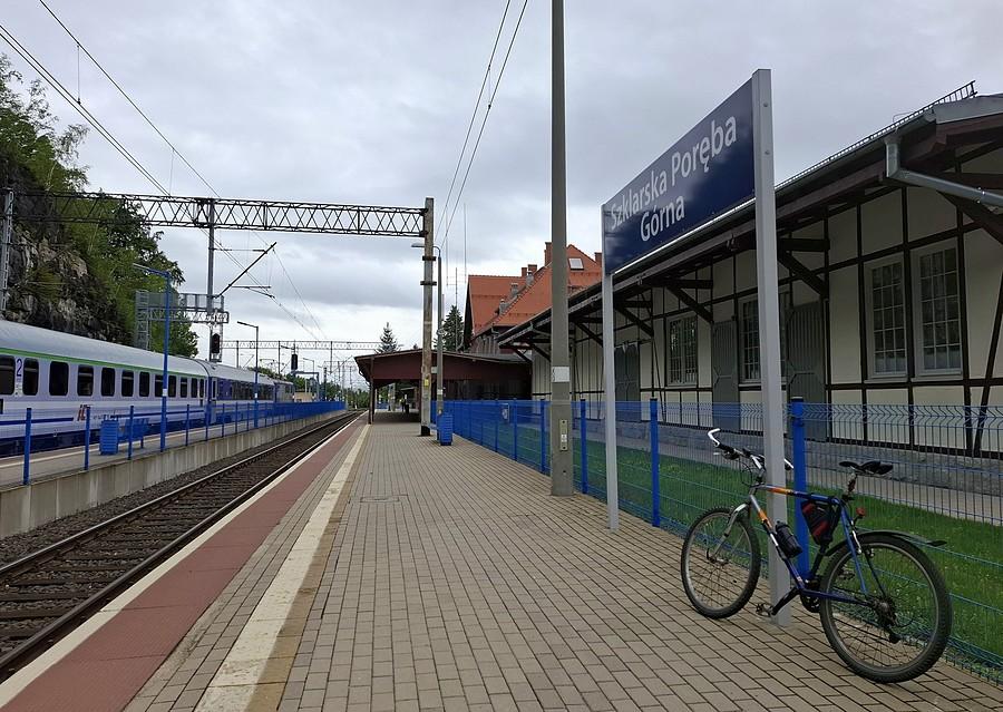 Na peronie stacji Szklarska Poręba Górna