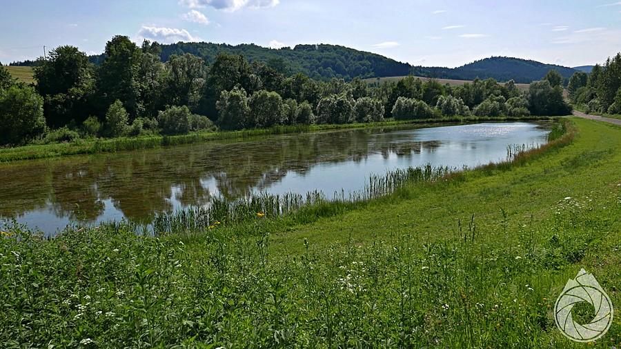 zbiornik ppoż gdzieś pośrodku gorącej dolinki w Żernicy
