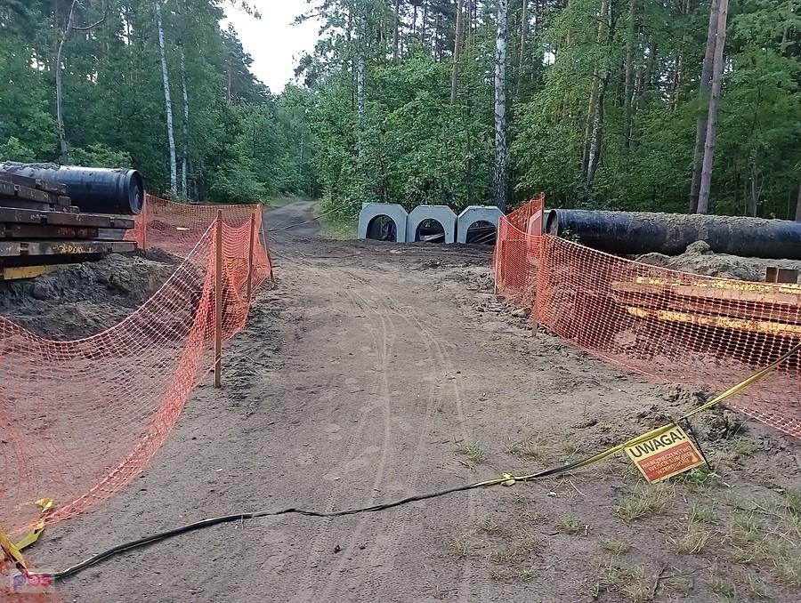 Przejazd przez budowę gazociągu z zerwanymi taśmami zabezpieczającymi