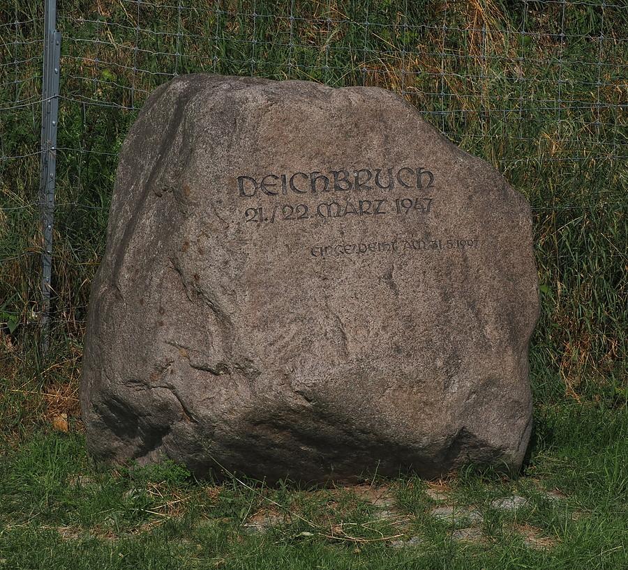 Głaz ustawiony na pamiątkę powodzi zatorowej na Odrze pod Reitwein w 1947 r.