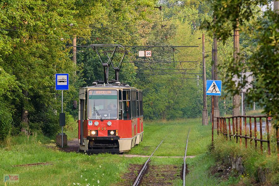 105Na #644 + #645 wjeżdża na przystanek końcowy przed pętlą Kucelin-Szpital
