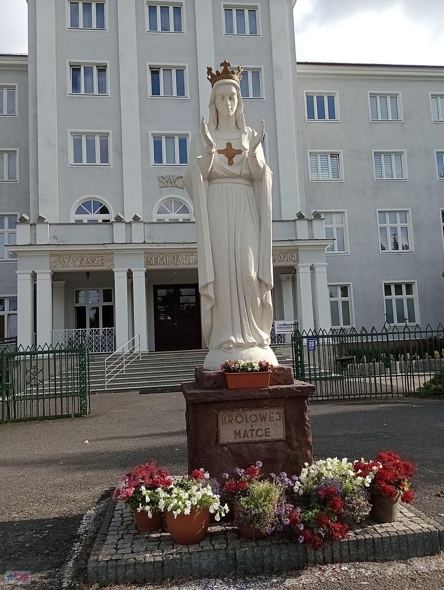 Figura Królowej Matki przed Seminarium Duchownym w Ołtarzewie