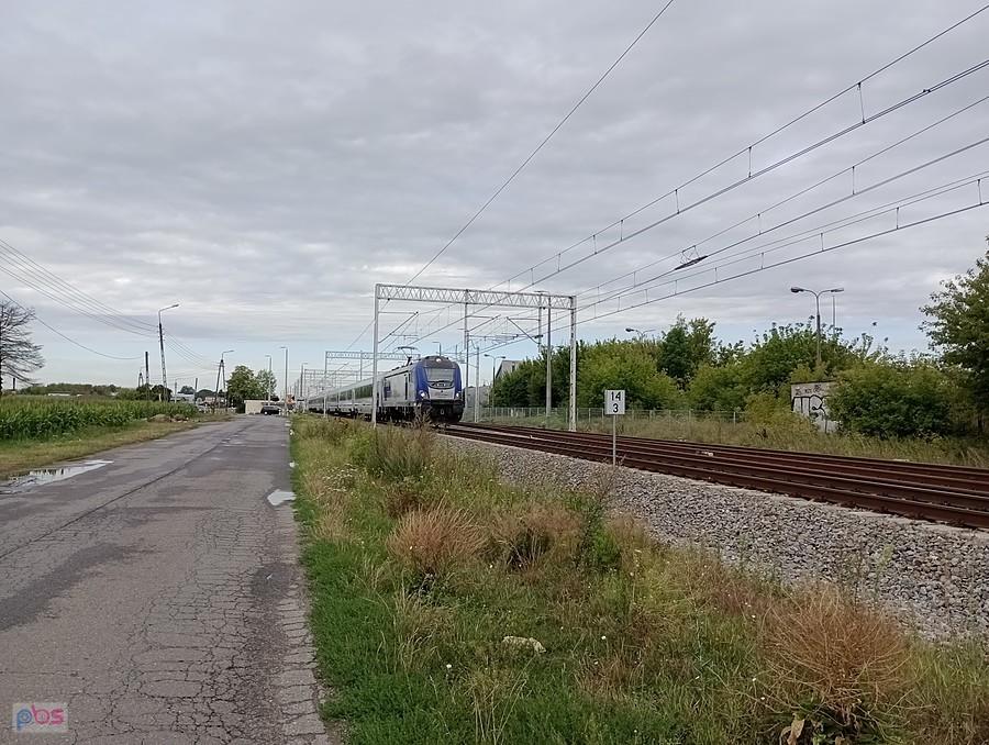 Wzdłuż torów. Akurat jechał pociąg