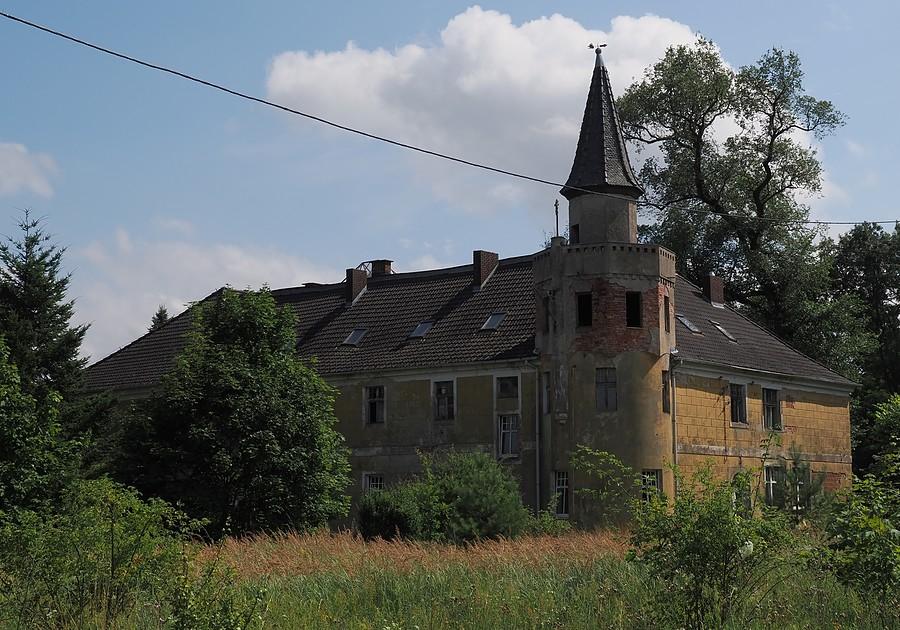 Dwór klasycystyczny z XIX wieku w Lubieniu