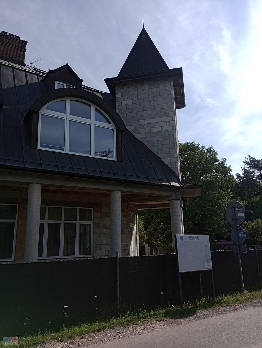 Dom z wieżyczką