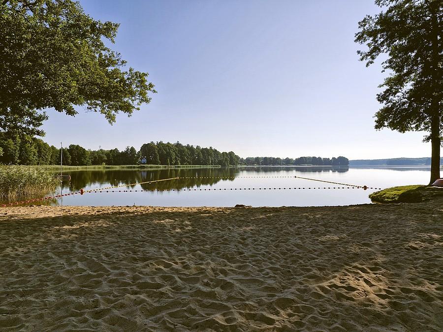 Plaża nad Jeziorem Omulew w Wiknie