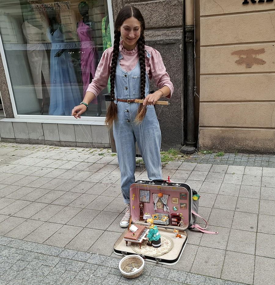 Pani z pacynkami z Półwiejskiej w Poznaniu