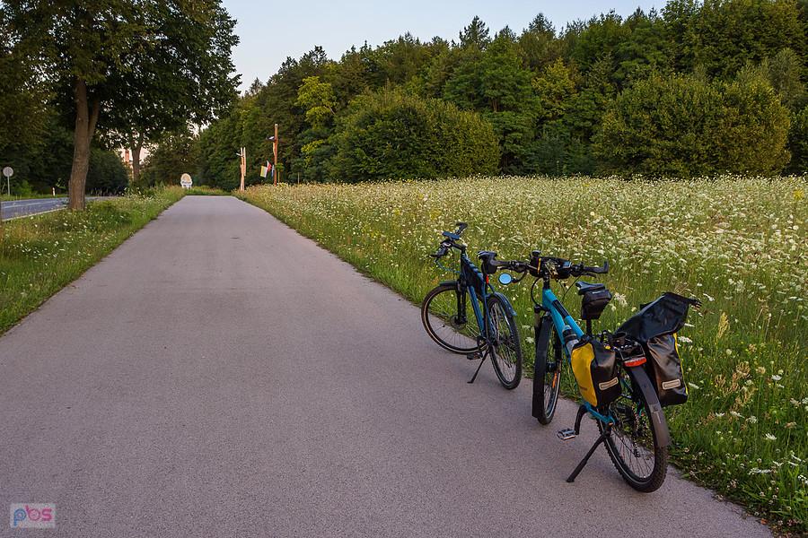 Droga pieszo-rowerowa wzdłuż DK 46 w Olsztynie (jurajskim).