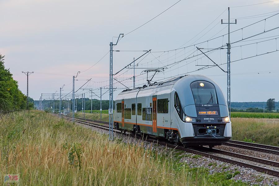 EN96-004 jako poc. R 423111/0 (Częstochowa - Kielce) rozpędza się po odjeździe z po. Staropole Częstochowskie., szlak: Julianka - Koniecpol, linia D29-61.
