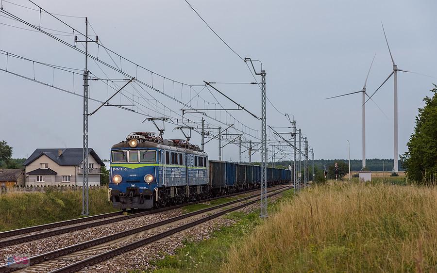 ET41-121 jedzie na zachód szlakiem linii D29-61: Koniecpol -Julianka, mijając miejscowość Staropole.