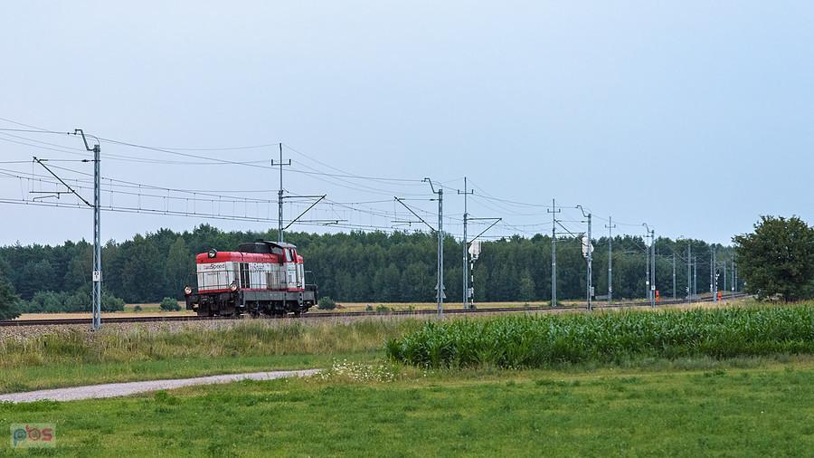 SM42-434 mija miejscowość Staropole, jadąc szlakiem linii D29-61: Julianka - Koniecpol.