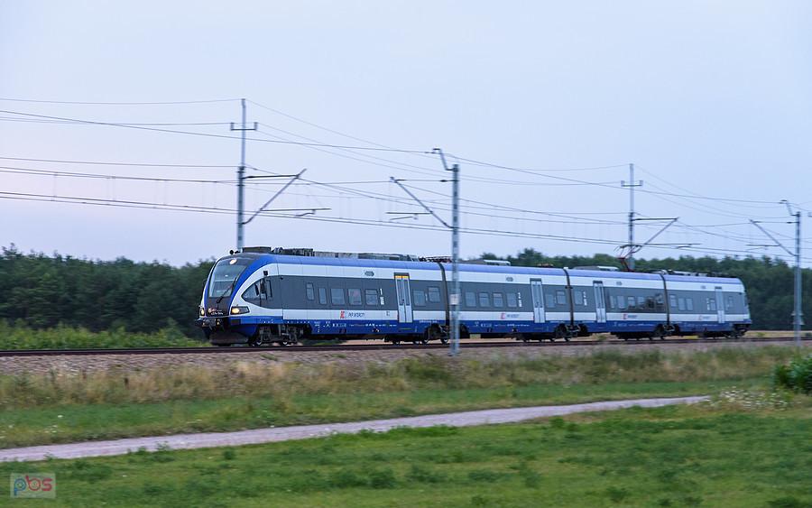 ED74-001 jako poc. IC 26102 "Morcinek" (Lublin Główny - Wrocław Główny) na szlaku linii D29-61: Koniecpol - Julianka, mija Staropole.