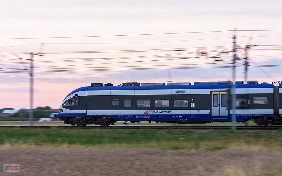 ED74-001 jako poc. IC 26102 "Morcinek" (Lublin Główny - Wrocław Główny) na szlaku linii D29-61: Koniecpol - Julianka, mija Staropole.