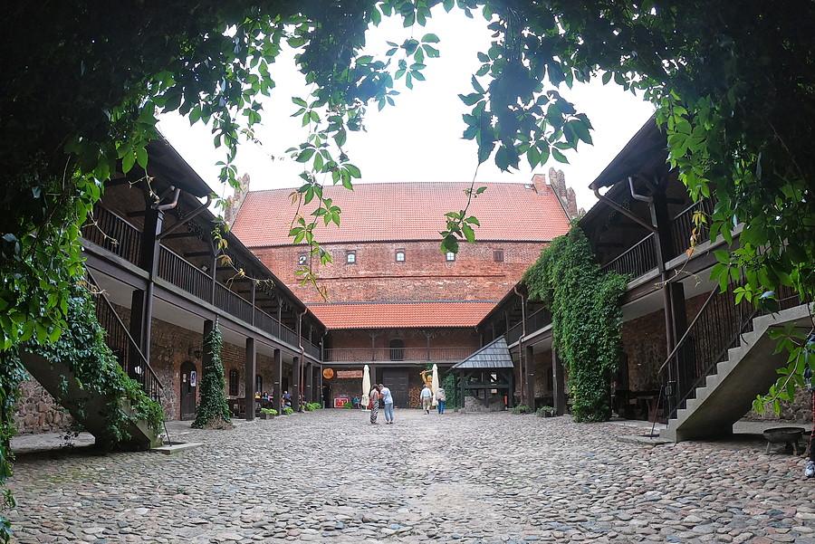 Dziedziniec zamkowy. Jest średniowieczny klimat