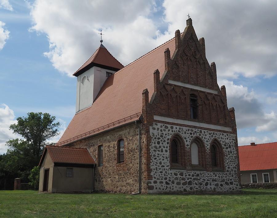 Kościół pod wezwaniem Matki Boskiej Ostrobramskiej, z XVI wieku w Siennie