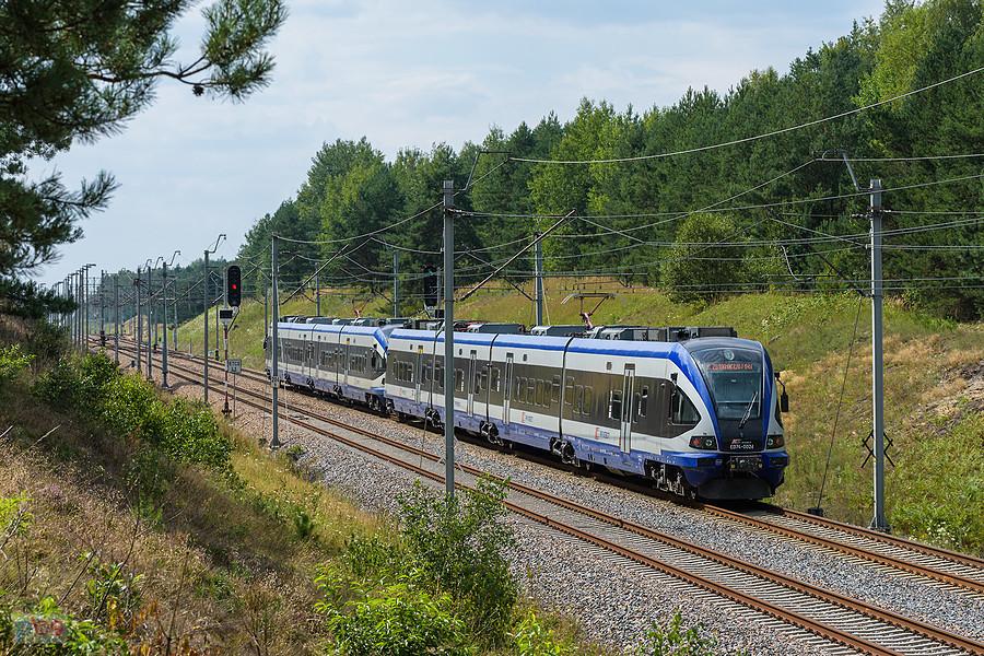 ED74-013 + ED74-002 jako poc. IC 26100 "Bolko" (Lublin Główny - Wrocław Główny) mijają semafory wjazdowe stacji Góra Włodowska w Rzędkowicach.