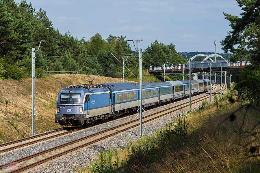 Taurus 1216 902 z poc. IC 112 "Silesia" (Warszawa Wschodnia - Praha Vršovice) jedzie szlakiem linii D29-4: Psary - Góra Włodowska, mijając Rzędkowice.