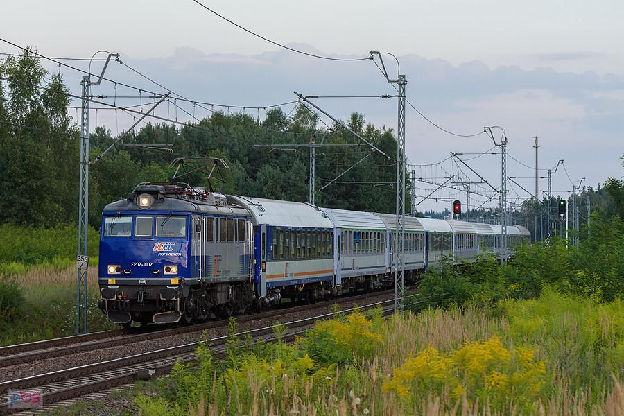 EP07-1002 z poc. TLK 35190 "Korsarz" (Kraków Główny - Łeba/Hel) jedzie szlakiem linii D29-1: Myszków - Poraj, zostawiając za sobą po. Myszków Nowa Wieś.