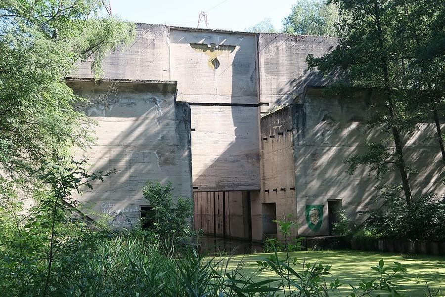 Nieukończona śluza Leśniewo Górne. Tu można zobaczyć hitlerowską wronę