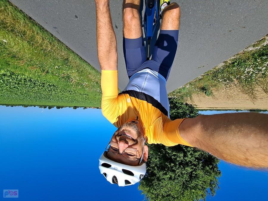Rowerzysta z kaskiem