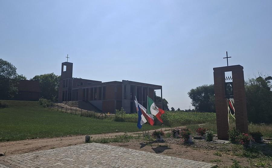 Powstaje jakiś koszmarek obok drewnianego kościoła w Kicinie