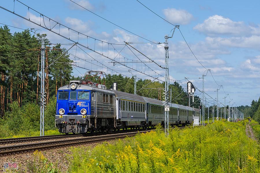 EP07-391 z poc. IC 37104 "Mehoffer" (Zielona Góra Główna - Przemyśl Główny) na szlaku linii D29-1: Poraj - Myszków, mija pogranicze miejscowości Masłońskie i Żarki Letnisko