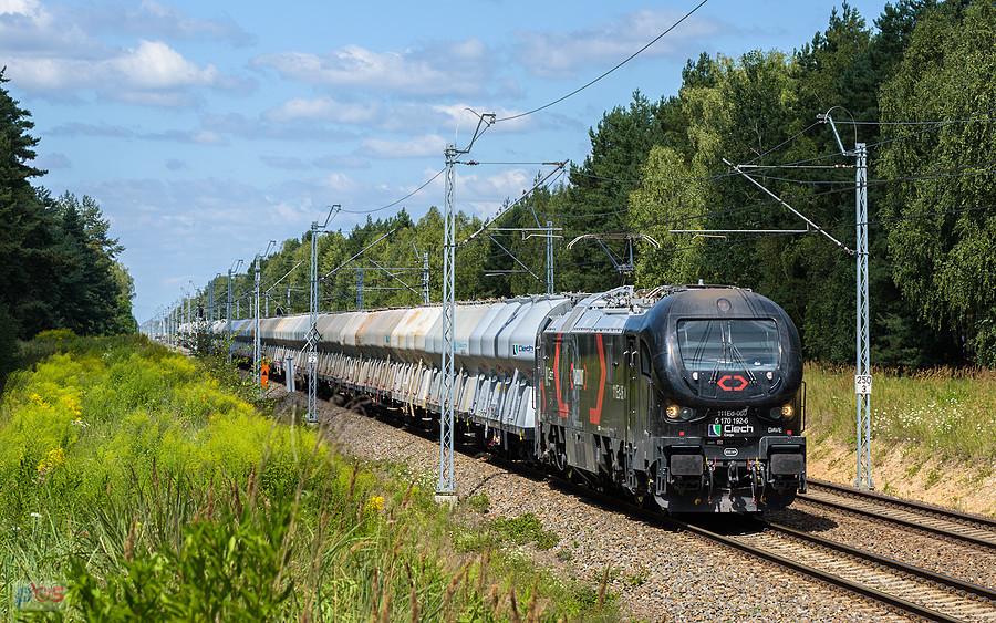 Gama 111Ed-060 "Dave" na szlaku linii D29-1: Poraj - Myszków, mija miejscowość Masłońskie.