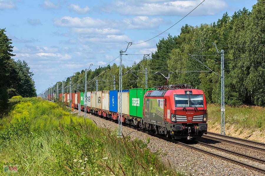 Vectron X4EC-044 na szlaku linii D29-1: Poraj - Myszków, mija miejscowość Masłońskie.