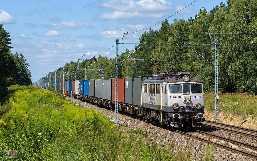 EU07-167 na szlaku linii D29-1: Poraj - Myszków, mija miejscowość Masłońskie.