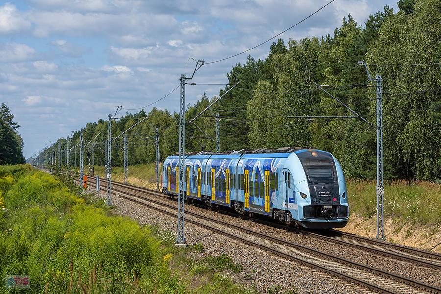 ELF 2 (22WEd-012) jako poc. przyśpieszony KS 40131 (Częstochowa - Tarnowskie Góry) na szlaku linii D29-1: Poraj - Myszków mija miejscowość Masłońskie. Jazda wyjątkowo torem nr 2 w celu wyprzedzenia składu towarowego.