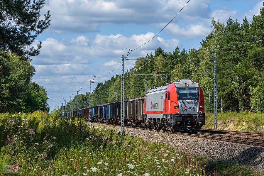 Dragon 2 (E6ACTa-013) na szlaku linii D29-1: Poraj - Myszków, mija miejscowość Masłońskie.