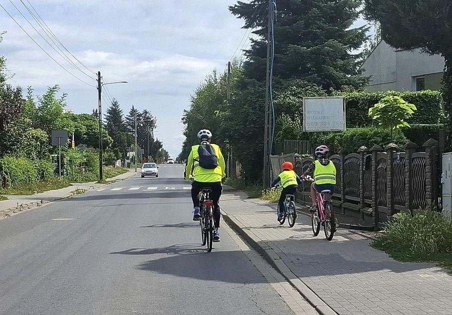 Rowerowa rodzinka znająca przepisy! Wow! :)