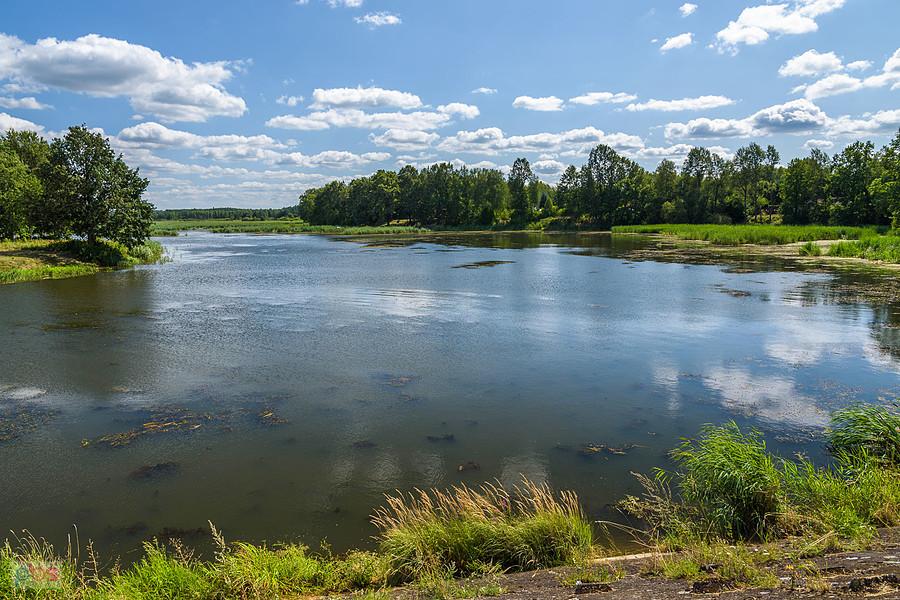 Kuźnica Stara i rozlewiska za zbiornikiem wodnym "Poraj" od strony południowej.