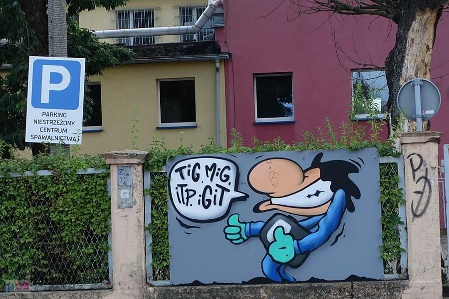 Graffiti z postacią kreskówkową na murze