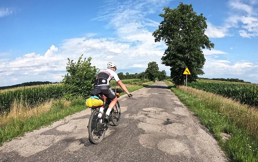 Pierwsze kilka km-ów pokonywaliśmy po paskudnym asfalcie