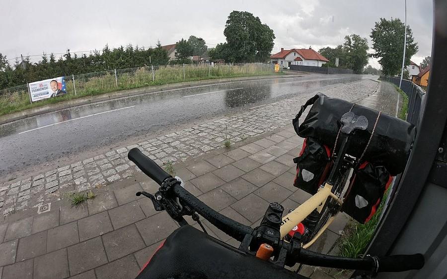 W Spytajnach dopadł nas deszcz i niespełna pół godz. stopu na przystanku