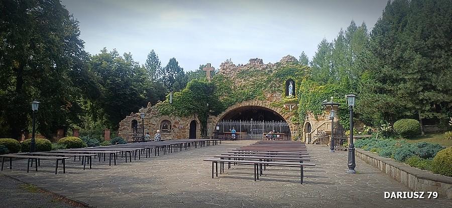 Grota Sanktuarium Matki Bożej z Lourdes -Porąbka Uszewska