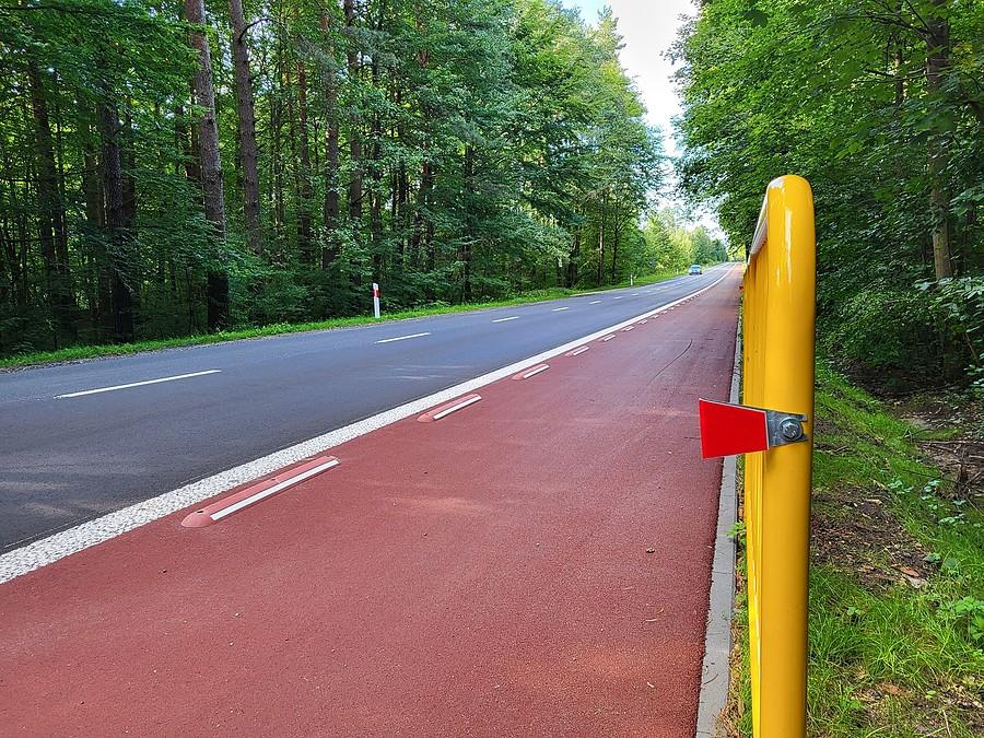 Zbędne barierki i odblaskowe blaszyska zagrażające rowerzystom