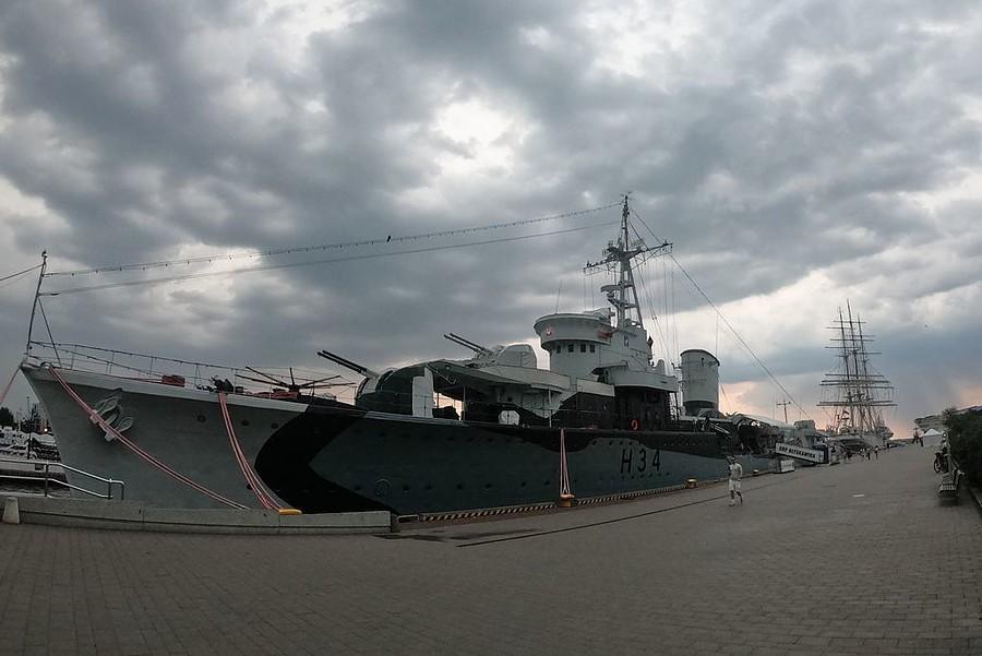 ORP "Błyskawica" i żaglowiec "Dar Pomorza" w gdyńskim nabrzeżu