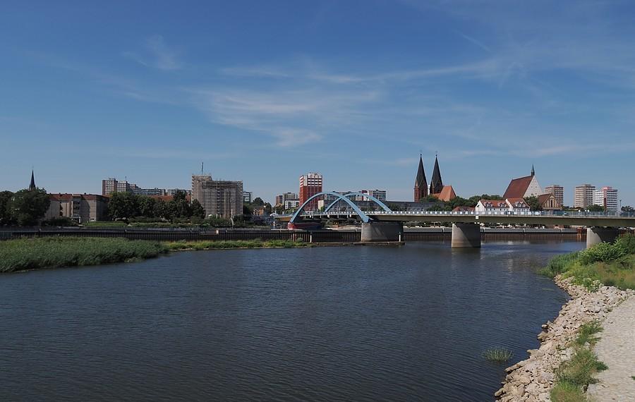 Widok na Odrę, most graniczny i Frankfurt nad Odrą
