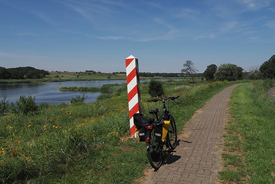 Ścieżką rowerową w kierunku Nowego Lubusza