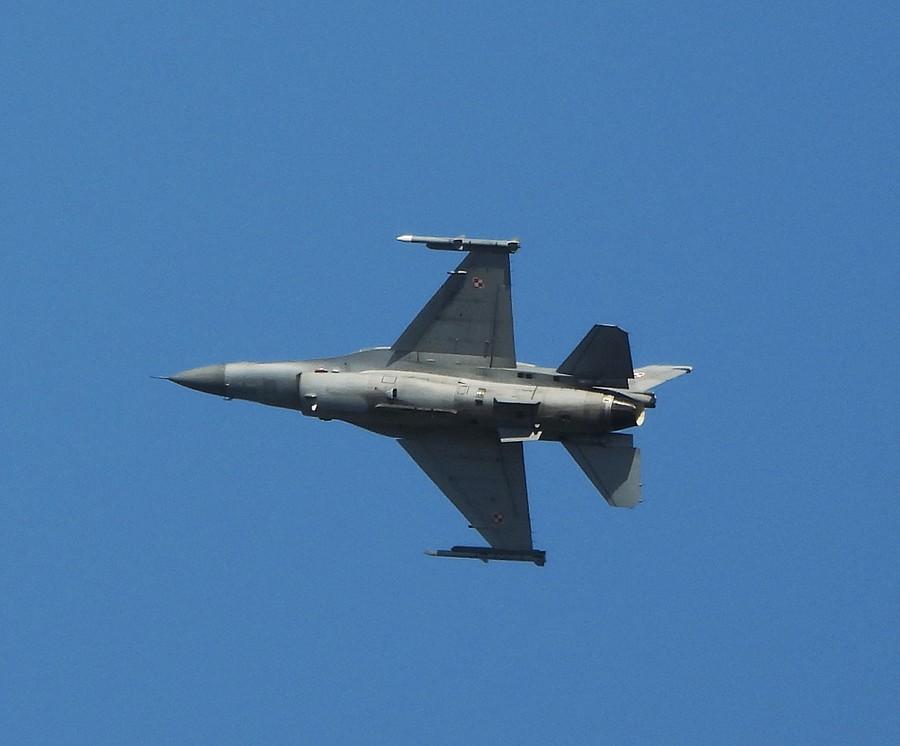 F16 pędzi przez błękit